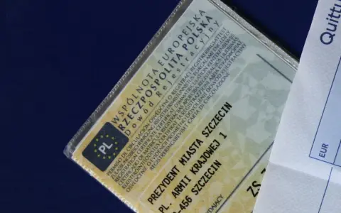 Dowód rejestracyjny z brakiem miejsca na pieczątki, wydany przez Prezydenta Miasta Szczecin.