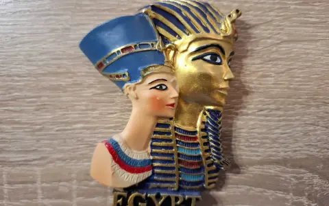 Pamiątka z Egiptu: magnes z wizerunkiem Nefertiti i faraona. Idealny pomysł, co przywieźć z Egiptu.