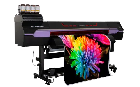 Drukarka Mimaki UCJV330-160 z tuszami UV, gotowa do tworzenia żywych wydruków, np. kolorowego kwiatu.