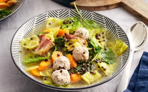 Herzhafte Suppe mit Wirsing, Linsen, Fleischbällchen und Speck.