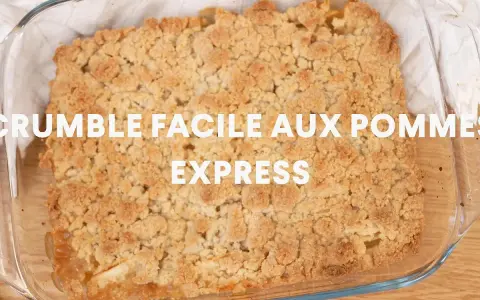 Crumble aux pommes doré et croustillant dans un plat en verre.