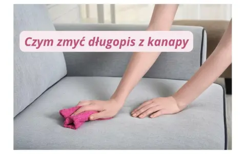 Ręka z różową ściereczką czyści szarą kanapę, pokazując, czym zmyć długopis z kanapy.