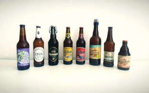 Rząd butelek piwa, w tym Celia, Bernard i Brunehaut. Wiele z nich to alkohol bez glutenu, idealny wybór dla osób z nietolerancją.