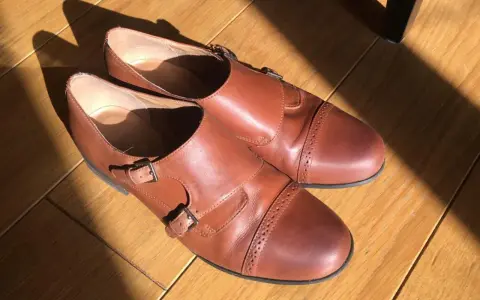 Brązowe, skórzane buty z podwójnymi klamrami, idealne do nauki, jak zdezynfekować buty z lumpeksu.