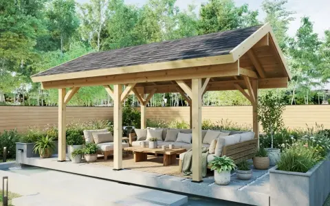 Ett modernt gazebo svenska med bekväm soffgrupp och soffbord, omgivet av grönska och en liten vattenfunktion.