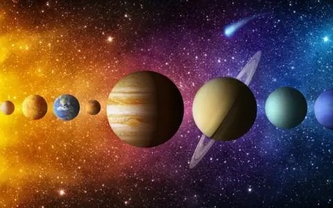 Słońce i planety Układu Słonecznego, od Merkurego po Neptuna, na tle gwieździstego nieba. W tle widać też kometę. Znaki zodiaku i ich planety w kosmicznej podróży.