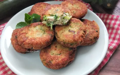 Polpette dorate di zucchine e ricotta, leggere e gustose, perfette per un antipasto o un secondo piatto.