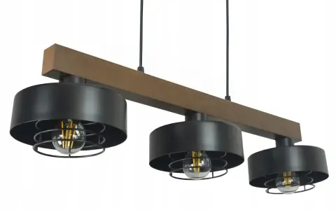 Stylowa lampa wisząca z drewnianą belką i trzema czarnymi kloszami z metalową kratką.