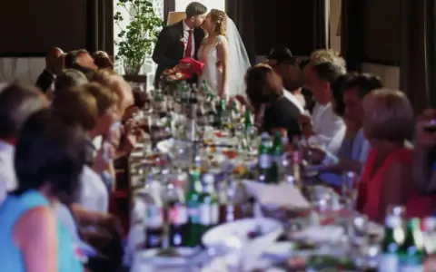 Gdzie znaleźć partnerkę na wesele? Sprawdzone sposoby na towarzystwo