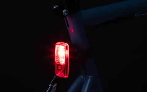 Czerwone światło tylne roweru elektrycznego świeci, pokazując, jak włączyć światła w rowerze elektrycznym.