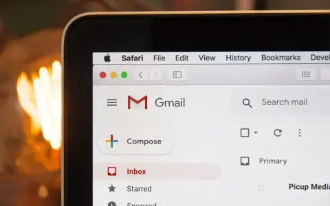 Ekran Gmail z menu Safari. Szukasz, jak zakończyć maila po angielsku? Tutaj znajdziesz inspirację do napisania idealnego zakończenia.