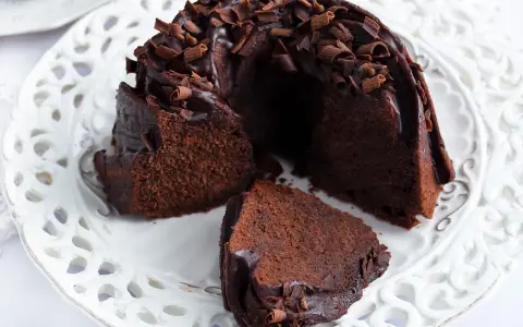 Pyszna babka z mascarpone i kakao, polana czekoladą i posypana wiórkami. Idealna na deser.