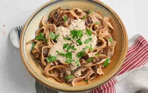 Herzhafte Pasta mit Pilzen, cremiger Sauce und frischer Petersilie. Ein köstliches italienisches Gericht, das Lust auf mehr macht.