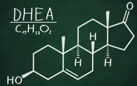 Struktura chemiczna DHEA (C19H28O2) na tablicy. Niski poziom tego hormonu może wpływać na samopoczucie.