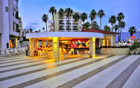 Wieczorny bar przy basenie, palmy, hotel. Wiele pozytywnych opinii o Golden Rock Beach Hotel.