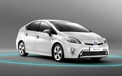 Biały Toyota Prius 3, z niebieską obwódką wokół, prezentuje się nowocześnie.