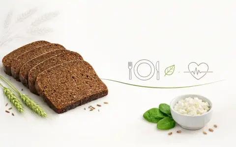 Plasterki pumpernikla, ser biały, liście szpinaku i symbole zdrowego odżywiania. Pumpernikiel kcal - zdrowy wybór.
