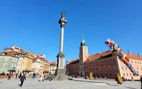 Kolumna Zygmunta i Zamek Królewski na placu w sercu starego miasta Warszawa. Balony unoszą się na błękitnym niebie.