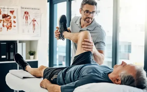 Rehabilitacja domowa NFZ: Kto się kwalifikuje i jak z niej skorzystać?
