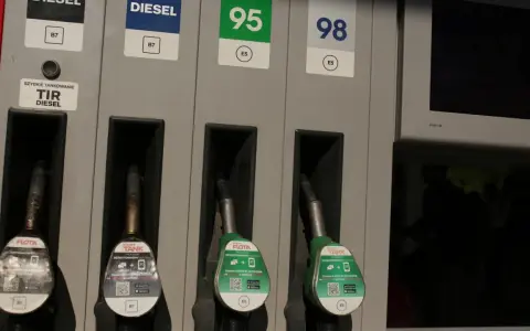 Dylemat kierowcy: benzyna 95 czy 98? Stacja paliw z dystrybutorami diesla, 95 i 98.