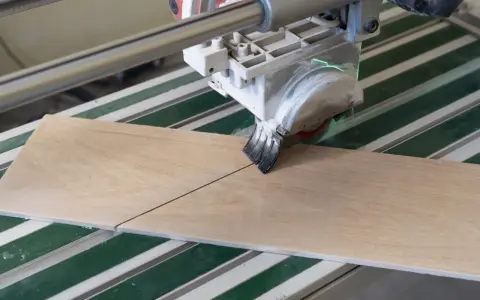 Precyzyjne cięcie paneli przy ścianie za pomocą piły z zielonym wskaźnikiem laserowym.