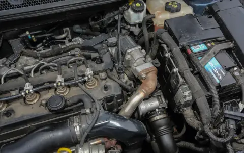 Silnik Opla Mokka 1.7 CDTI. Warto sprawdzić, opel mokka 1.7 cdti rozrząd co ile wymieniać, aby uniknąć awarii.