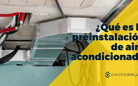 Conductos y tuberías rojas y negras visibles en el techo, parte de la preinstalación de aire acondicionado.