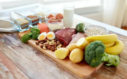 Produkty bogate w białko i zdrowe tłuszcze, które mogą pomóc w obniżeniu poziomu homocysteiny: ryby, mięso, jajka, orzechy, nasiona, warzywa, owoce.
