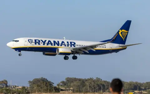 Samolot Ryanair zbliża się do lądowania. To może być jego pierwszy lot, ekscytujące chwile!