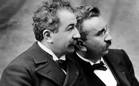 I fratelli Lumière, pionieri del cinema, in un ritratto che ci fa chiedere: che cos è il cinema?