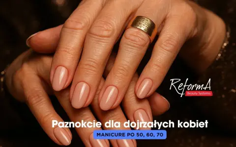 Eleganckie paznokcie dla dojrzałych kobiet, idealne na Dzień Kobiet. Delikatny beżowy manicure podkreśla piękno dłoni.
