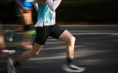 Läufer mit schweren Beinen beim Joggen, die durch die Bewegung verschwommen sind.