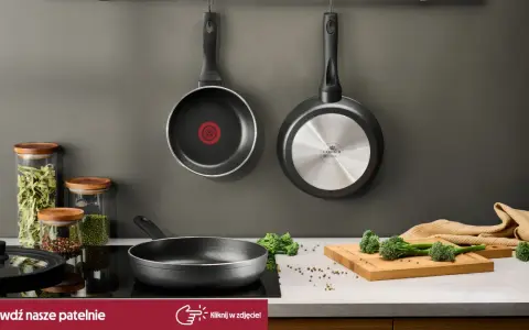 Dwie patelnie wiszące, jedna z logo Tefal, druga Gerlach. Na blacie patelnia, słoiki z makaronem i przyprawami, deska z brokułami. Czy patelnie Tefal można myć w zmywarce? Sprawdź!