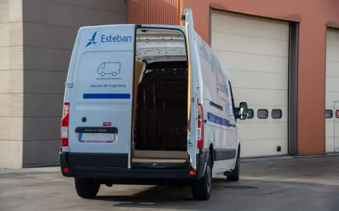 Camion blanco de alquiler de furgonetas, modelo Master, con puertas traseras abiertas. Ideal para mudanzas con carnet B.