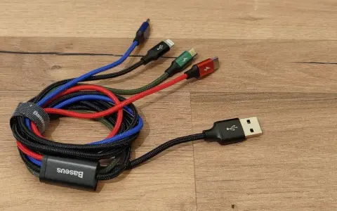 Kabel Baseus z różnymi końcówkami (USB-C, Lightning, Micro USB) zapewnia szybkie ładowanie i transfer danych dzięki technologii USB 3.0.