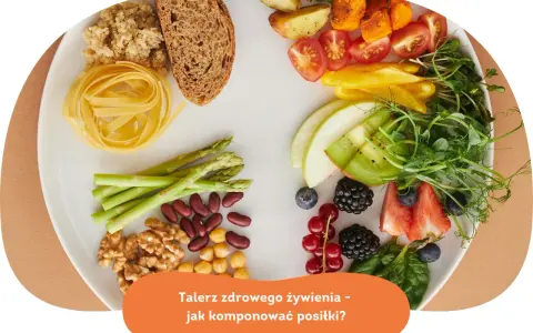 Talerz pełen kolorowych, zdrowych przekąsek: warzywa, owoce, orzechy, fasola, kasza i pieczywo. Idealny na zdrowy posiłek.