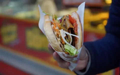 Kebab co to? Odkryj tajemnice tureckiej potrawy i jej odmiany w Polsce