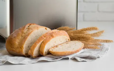 Świeżo upieczony chleb z maszyny, idealny na zdrowy posiłek. Ten przepis na zdrowy chleb z maszyny jest prosty i szybki.