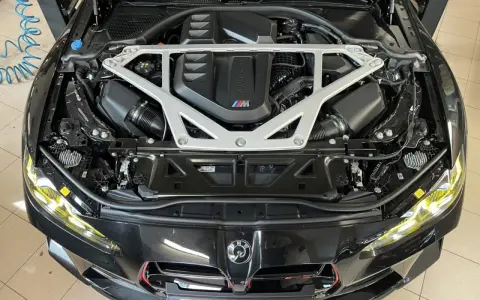 Silnik BMW M Power z rozpórką kielichów. Może to być związane z błędem dtc p1250 bmw.