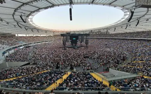 Ogromny tłum na stadionie, czekający na koncert Dawida Podsiadło. Wyobraź sobie, że to już dawid podsiadło koncerty 2026!