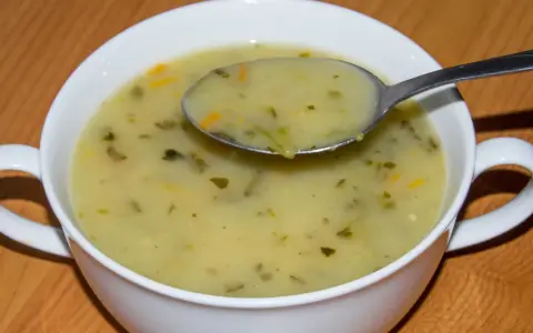 Aromatyczna zupa ogórkowa z koperkiem i marchewką. Idealne jakie przyprawy do zupy ogórkowej? Koperek i pieprz!