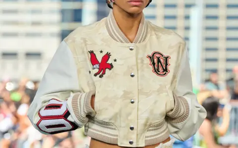 Kurtka bomberka w kolorze off-white od Virgil Abloh z haftowanym orłem i monogramem.