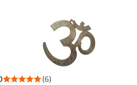 En vacker Om-symbol i metall, med intrikata mönster, som symboliserar om shanti och inre frid.