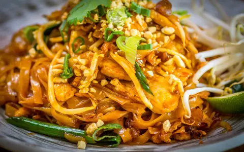 Sos Pad Thai: przepis na idealny smak! Zamienniki i wegańska wersja