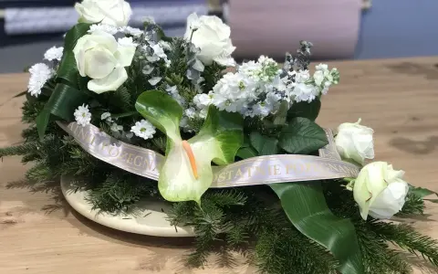 Ile kosztuje wiązanka pogrzebowa? Ceny i wybór bez stresu