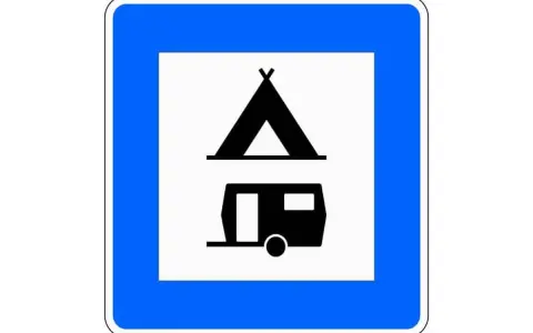 Verkehrszeichen für Campingplatz: Hier können Sie Ihr Wohnmobil parken und zelten.