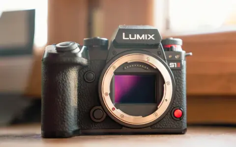 Profesjonalny aparat Lumix S1II. Zadbaj o jego bezpieczeństwo dzięki ubezpieczeniu aparatu fotograficznego.