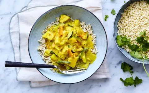 En skål med ris och en krämig currysås med grönsaker. Perfekt för ett snabbt currysås recept.