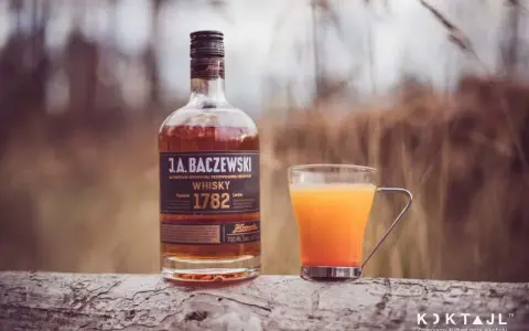 Whisky cynamonowa: Od shota po grzańca! Drinki i przepisy.