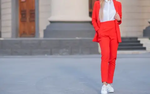 Czerwone spodnie: Jaka bluzka? Sekret udanych stylizacji